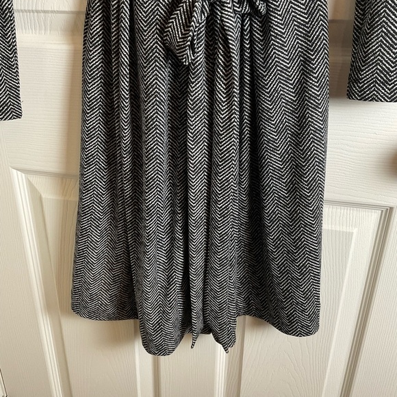 Ann Taylor Black and White Patterned wrap Dress size 4 - Picture 6 of 10